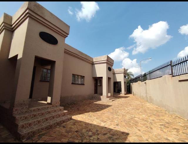 8 BEDROOM HOUSE FOR SALE IN LENASIA SOUTH